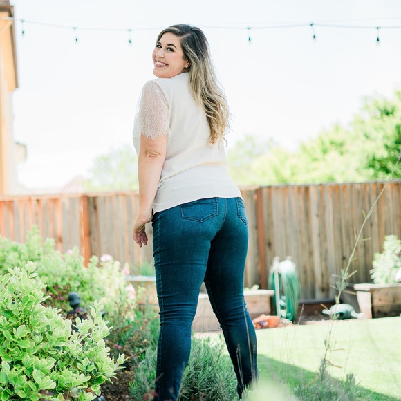 Ivory laced sleeves blouse (plus size) - Picture 2 of 4